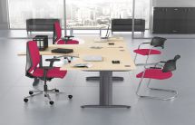 Tables de bureau vagues symériques L. 160 cm sur piétements centrés « I » structure traverse. Décor érable blanc. Siège Opus