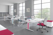 Tables de bureau rectangulaires L. 180 cm sur piétements décentrés « L » structure voile de fond mélamine. Décor blanc neige. Siège Win+