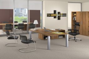 Mobilier de direction.Gamme " Kyos evolution ":Bureau rectangulaire et arqué avec retour suspendu,retour indépendant,voile de fond métallique,caisson,table de conférence ronde,rectangulaire,tonneau,armoire mélamine